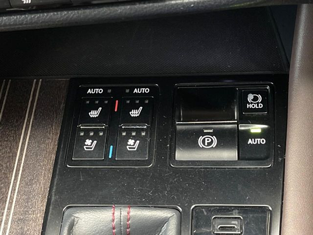 【シートベンチレーション】夏場は涼しい風でお尻や背中の熱やムレを防ぎ、冬はエアコンよりも早く温まってポカポカに!季節を問わず快適に過ごせます。