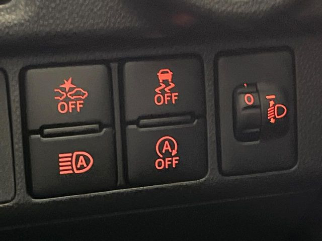 【アイドリングストップ】赤信号や渋滞で停車した際にエンジンを停止し、無駄な燃料の消費を抑えます。燃費向上や環境保護につなげる機能♪エンジンはブレーキを離せば再始動します。