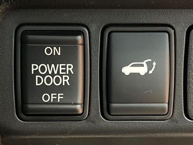 【パワーバックドア】スマートキーや運転席のボタンを押すだけでリアゲートが自動で開閉します!荷物を持っている時や、高い位置にあるバックドアを閉める際に便利な機能です♪