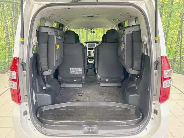 ���i�̂���������ʋ΁A���}���ɏ\���ȉ׎��X�y�[�X���m�ۂ��Ă���܂��B�Z�J���h�V�[�g��|���ƁA�傫�ȉו��̐ύڂ��\�ł���