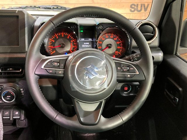 �C���e���A�ɍ��킹���f�U�C���̃X�e�A�����O�́A�^�]�������̂��Ƃ��l���A�^�]���₷���`��A�傫���ł��B�����x�A���ۂɐG���Ă��m���߂��������B