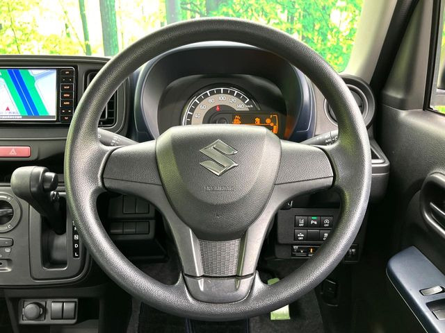 �C���e���A�ɍ��킹���f�U�C���̃X�e�A�����O�́A�^�]�������̂��Ƃ��l���A�^�]���₷���`��A�傫���ł��B�����x�A���ۂɐG���Ă��m���߂��������B