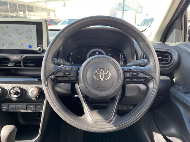 �C���e���A�ɍ��킹���f�U�C���̃X�e�A�����O�́A�^�]�������̂��Ƃ��l���A�^�]���₷���`��A�傫���ł��B�����x�A���ۂɐG���Ă��m���߂��������B