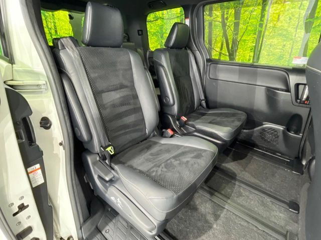 二列目中央はウォークスルーとなっております。二列目と三列目の移動や乗り降りがとっても楽になるので、乗り降りの際もストレスを感じることはありません♪