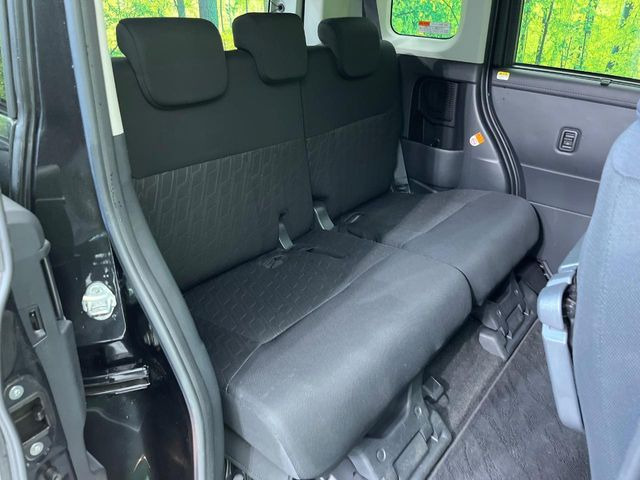 後部座席も気になるようなキズ・汚れやへたり等、大きなダメージはなく、良好な状態です。