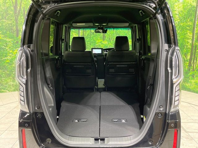 後席を格納すると、これだけの広さが!シーンに合わせたシートアレンジで、大きな荷物も積むことが出来ます♪