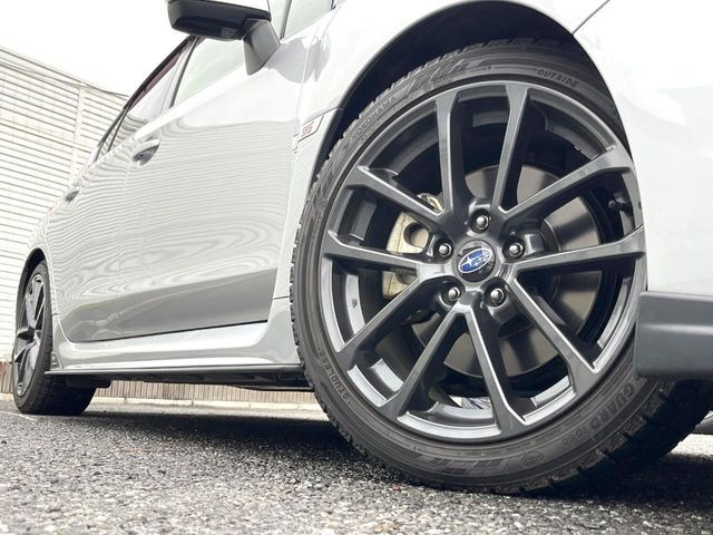 �y����18�C���`�A���~�z�C�[���z�O�ςɃ}�b�`���������A���~�z�C�[���𑕒����Ă���܂��B�e��ЊO�A���~�z�C�[����A�X�^�b�h���X�^�C�����戵�����Ă���܂��B���񂲑��k����������