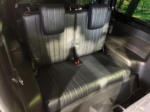 後部座席も気になるようなキズ・汚れやへたり等、大きなダメージはなく、良好な状態です。