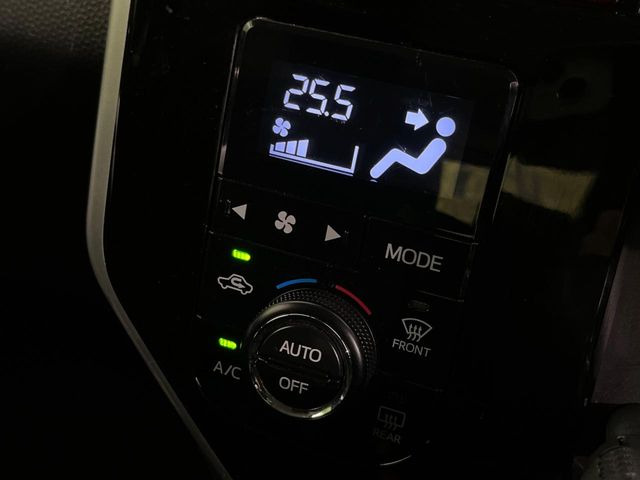 【オートエアコン】一度お好みの温度に設定すれば、車内の温度を検知し風量や温度を自動で調整。暑い…寒い…と何度もスイッチ操作をする必要はありません。快適な車内空間には必須の機能ですね♪