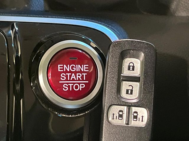 �yHonda�X�}�[�g�L�[�z�J�o����|�P�b�g�ɓ��ꂽ�܂܂ł��h�A�̎{���E�������\�ȃX�}�[�g�L�[�𑕔��B�G���W���̃I���E�I�t�����J�M�����o���K�v����������Ƃ��Ă��֗��ł���