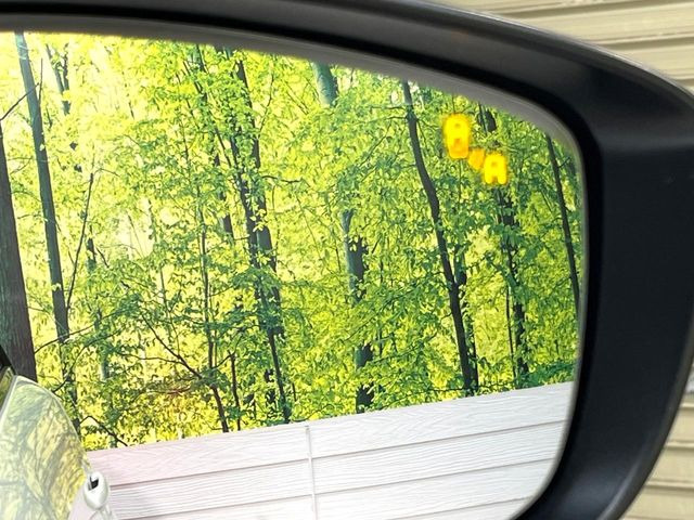 【ブラインドスポットモニタリング】走行中、ドアミラーの死角になりやすい箇所に後続車が接近するとサイドミラー付近に警告を表示、ドライバーに注意喚起をしてくれます。