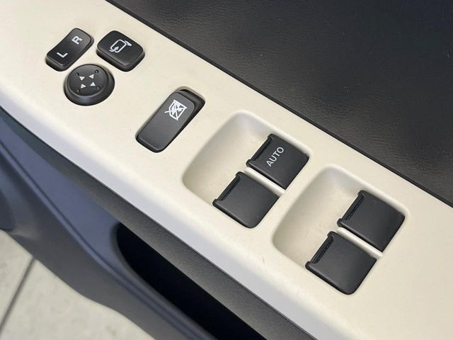 【電動格納ミラー】サイドミラーは電動格納式となっており、狭い駐車場でもキズがつくリスクを抑えられます。