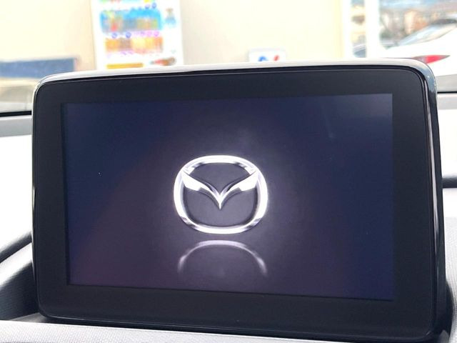 【マツダコネクトナビ】車内の雰囲気にマッチした一体型タイプのナビ。各種車輌設定やBluetooth再生等、様々な機能が楽しめます。直感的なダイヤル操作が可能で、使い勝手も良好です。