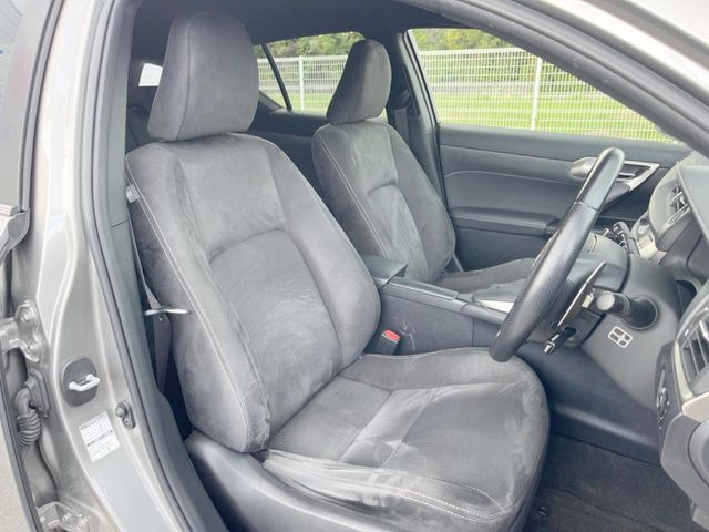 運転席シート廻りは使用感も少なく、良好な状態となっています。丁寧に使われていたことがよくわかりますね。