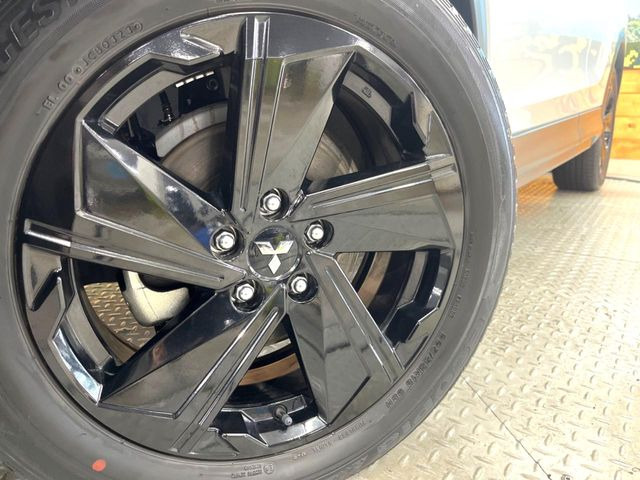 【純正18インチアルミホイール】外観にマッチした純正アルミホイールを装着しております。各種社外アルミホイールや、スタッドレスタイヤも取扱いしております。是非ご相談ください♪