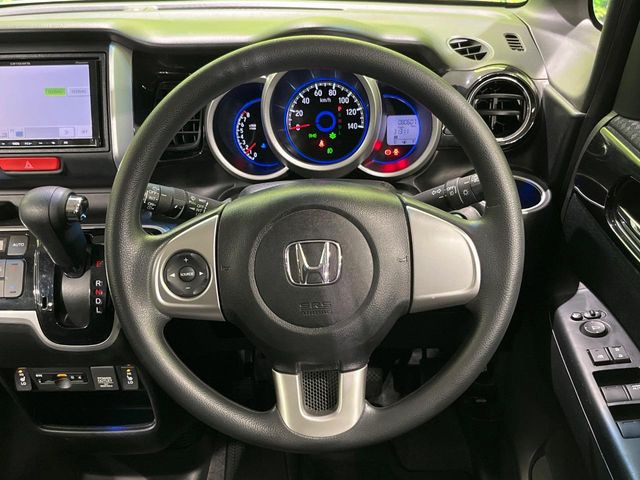 �C���e���A�ɍ��킹���f�U�C���̃X�e�A�����O�́A�^�]�������̂��Ƃ��l���A�^�]���₷���`��A�傫���ł��B�����x�A���ۂɐG���Ă��m���߂��������B