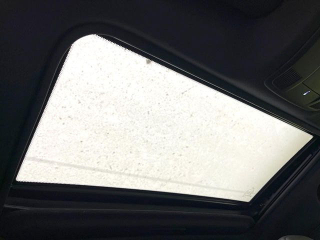 【サンルーフ】開放感たっぷりの希少装備、サンルーフが装着されています!車内に明かりを取り入れたり景色を楽しむ以外にも、車内の空気も簡単に換気できて快適です!