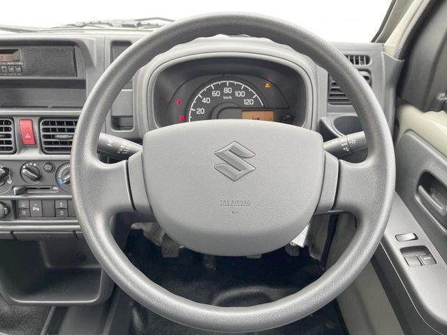 �C���e���A�ɍ��킹���f�U�C���̃X�e�A�����O�́A�^�]�������̂��Ƃ��l���A�^�]���₷���`��A�傫���ł��B�����x�A���ۂɐG���Ă��m���߂��������B