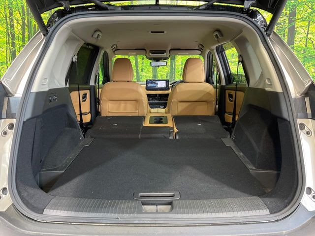 ���i�̂���������ʋ΁A���}���ɏ\���ȉ׎��X�y�[�X���m�ۂ��Ă���܂��B�Z�J���h�V�[�g��|���ƁA�傫�ȉו��̐ύڂ��\�ł���