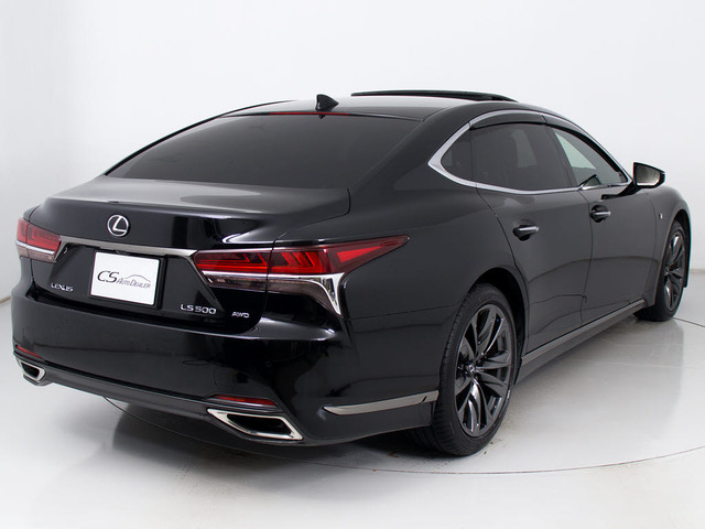 個性的なリアビューで御座います。精悍な佇まいは高級車ならではです。