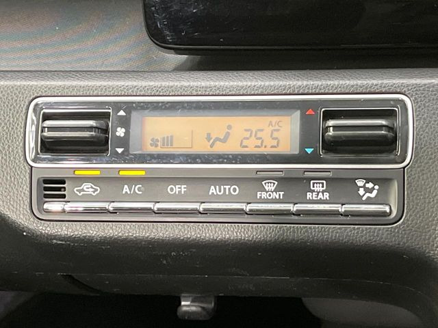 【オートエアコン】一度お好みの温度に設定すれば、車内の温度を検知し風量や温度を自動で調整。暑い…寒い…と何度もスイッチ操作をする必要はありません。快適な車内空間には必須の機能ですね♪