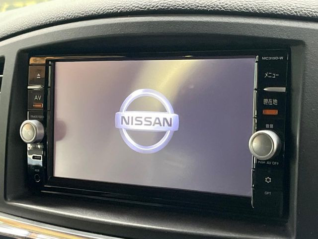 【純正ナビ】人気の純正ナビを装備しております。ナビの使いやすさはもちろん、オーディオ機能も充実!キャンプや旅行はもちろん、通勤や買い物など普段のドライブも楽しくなるはず♪