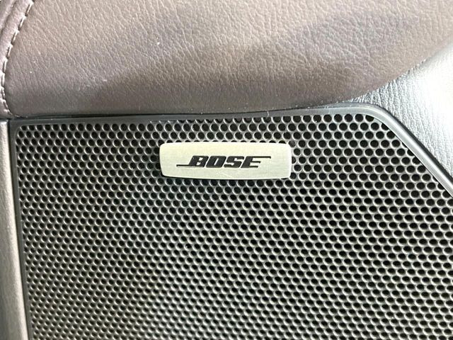 【BOSEサウンドシステム】メーカーオプションの高品位サウンドシステムを搭載。専用のチューニングが施された大小様々なスピーカーから良質なサウンドが奏でられ、臨場感あふれる音響空間を演出します。