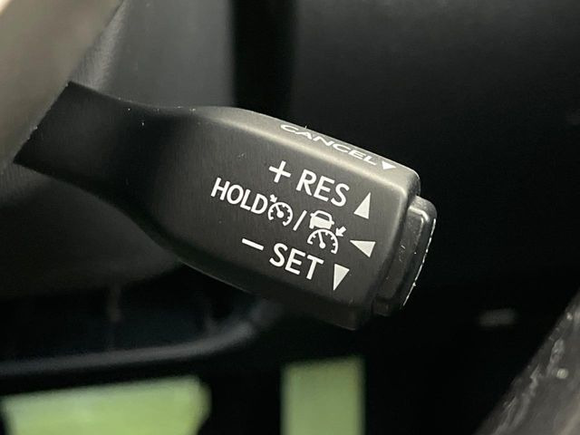 【レーダークルーズコントロール】高速道路での長距離走行が楽に!!自動で速度を保つクルーズコントロールが、衝突軽減システムと連携し、前方の車両を感知して車間を保つように速度調節してくれます!!