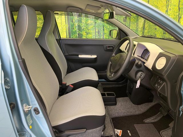 運転席シート廻りは使用感も少なく、良好な状態となっています。丁寧に使われていたことがよくわかりますね。