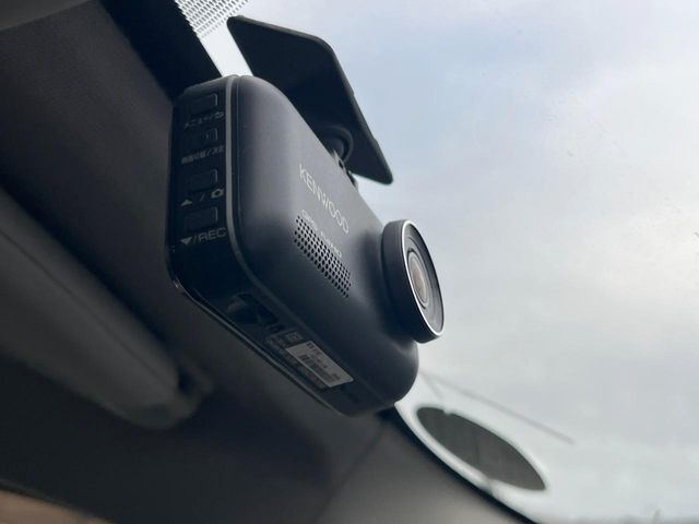 【ドライブレコーダー】安心・安全なカーライフに必須のドライブレコーダーを装備!走行中はもちろん、あおり運転や事故に遭遇した際の状況も映像で記録し、万一のリスクに備えます。