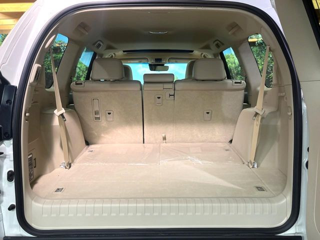 ラゲッジルームは、大容量のスペースを確保。普段のお買い物からレジャーまで、幅広く活躍してくれます!また、リアシートを倒すことでバリエーション豊かにお使いいただけます。
