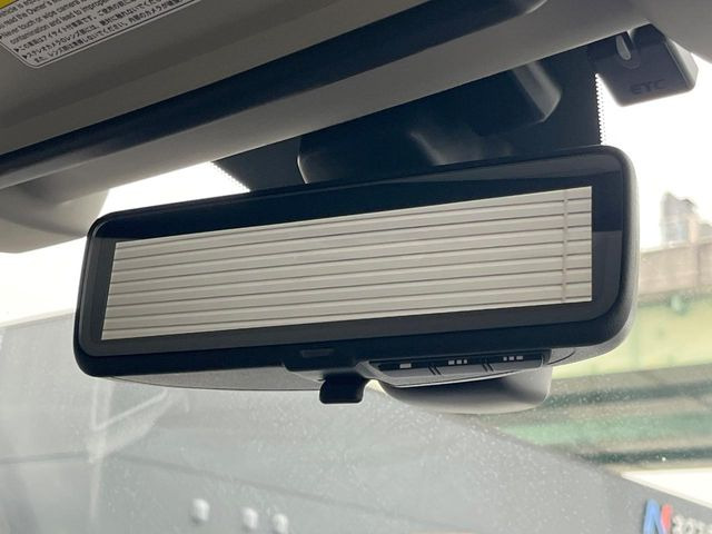 【スマートリヤビューミラー】後席の大きな荷物や同乗者で後方が確認しづらい時でも安心!カメラが撮影した車両後方の映像をルームミラー内に表示。クリアな視界で状況の確認が可能です!