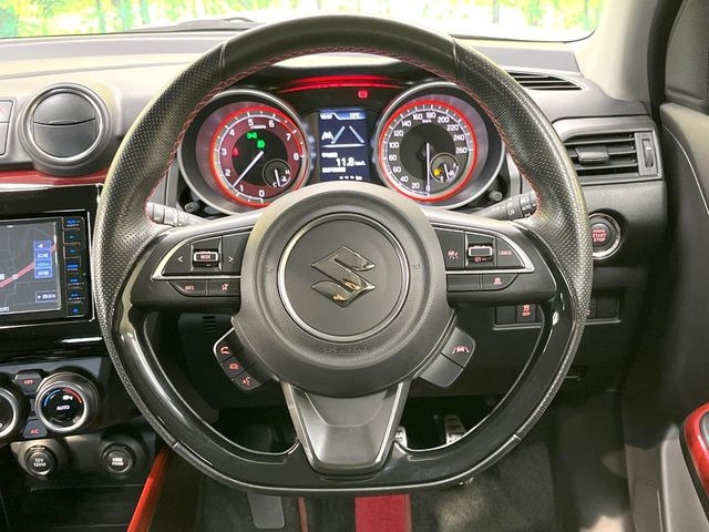 �C���e���A�ɍ��킹���f�U�C���̃X�e�A�����O�́A�^�]�������̂��Ƃ��l���A�^�]���₷���`��A�傫���ł��B�����x�A���ۂɐG���Ă��m���߂��������B