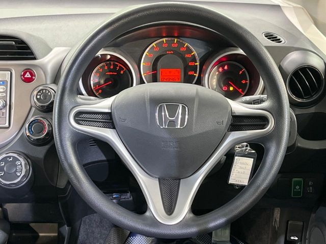 �C���e���A�ɍ��킹���f�U�C���̃X�e�A�����O�́A�^�]�������̂��Ƃ��l���A�^�]���₷���`��A�傫���ł��B�����x�A���ۂɐG���Ă��m���߂��������B