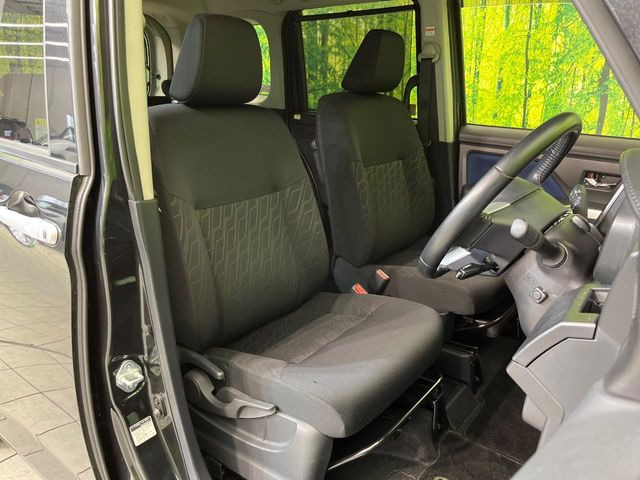 運転席まわりには十分なスペースがあり、大柄な方でもゆったり運転していただける環境です。