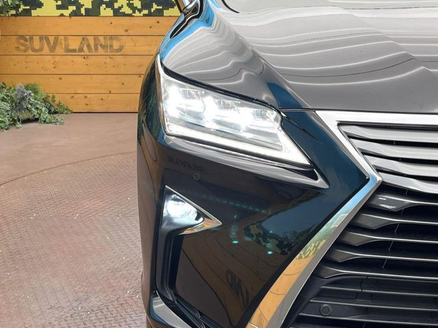 【三眼LEDヘッドライト】スタイリッシュな見た目の三眼LEDヘッドライトを装備♪スタイルだけでなく、夜間の走行も視界良好で安心してお乗りいただけます。