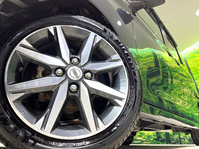 【純正15インチアルミホイール】外観にマッチした純正アルミホイールを装着しております。各種社外アルミホイールや、スタッドレスタイヤも取扱いしております。是非ご相談ください♪