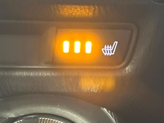 【シートヒーター】寒い日に重宝するシートヒーター!エアコンより早く温まってくれるので寒がりの人も安心ですね♪エアコンの温風は乾燥するから苦手、という方にもをおすすめです。