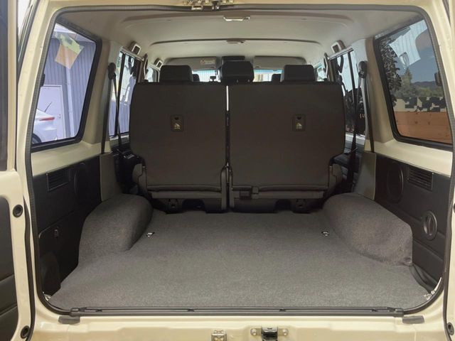 ���i�̂���������ʋ΁A���}���ɏ\���ȉ׎��X�y�[�X���m�ۂ��Ă���܂��B�Z�J���h�V�[�g��|���ƁA�傫�ȉו��̐ύڂ��\�ł���