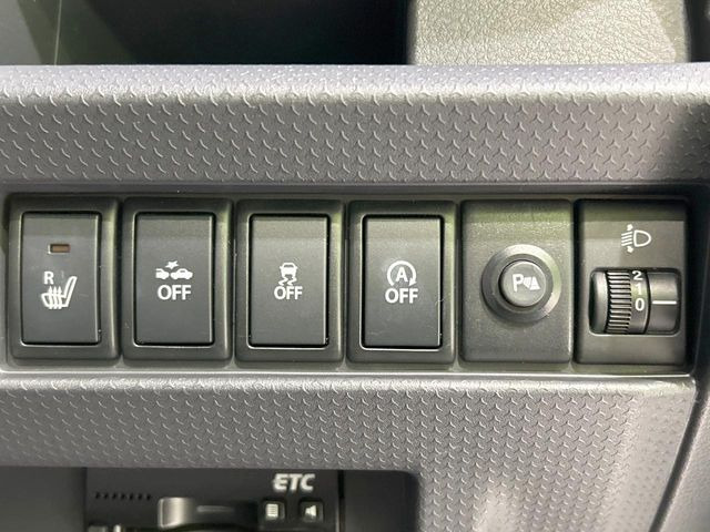 【アイドリングストップ】赤信号や渋滞で停車した際にエンジンを停止し、無駄な燃料の消費を抑えます。燃費向上や環境保護につなげる機能♪エンジンはブレーキを離せば再始動します。