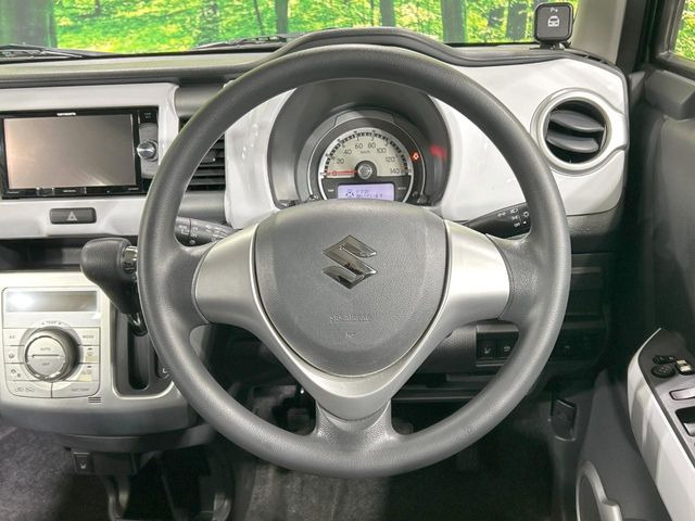 インテリアに合わせたデザインのステアリングは、運転される方のことも考え、運転しやすい形状、大きさです。是非一度、実際に触ってお確かめください。