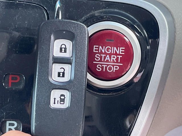 �yHonda�X�}�[�g�L�[�z�J�o����|�P�b�g�ɓ��ꂽ�܂܂ł��h�A�̎{���E�������\�ȃX�}�[�g�L�[�𑕔��B�G���W���̃I���E�I�t�����J�M�����o���K�v����������Ƃ��Ă��֗��ł���