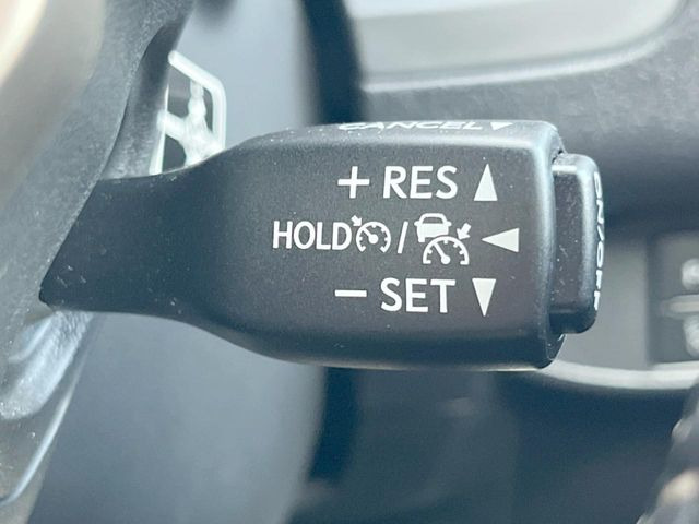 【レーダークルーズコントロール】高速道路での長距離走行が楽に!!自動で速度を保つクルーズコントロールが、衝突軽減システムと連携し、前方の車両を感知して車間を保つように速度調節してくれます!!