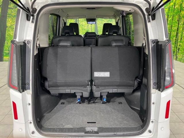 ���i�̂���������ʋ΁A���}���ɏ\���ȉ׎��X�y�[�X���m�ۂ��Ă���܂��B�Z�J���h�V�[�g��|���ƁA�傫�ȉו��̐ύڂ��\�ł���