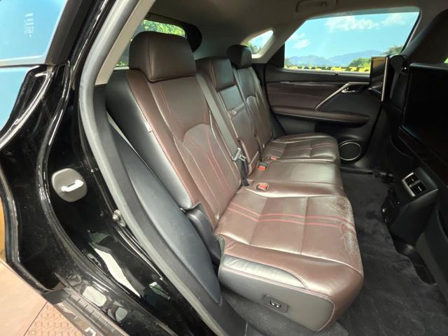 後部座席も気になるようなキズ・汚れやへたり等、大きなダメージはなく、良好な状態です。