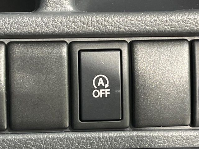 【アイドリングストップ】赤信号や渋滞で停車した際にエンジンを停止し、無駄な燃料の消費を抑えます。燃費向上や環境保護につなげる機能♪エンジンはブレーキを離せば再始動します。