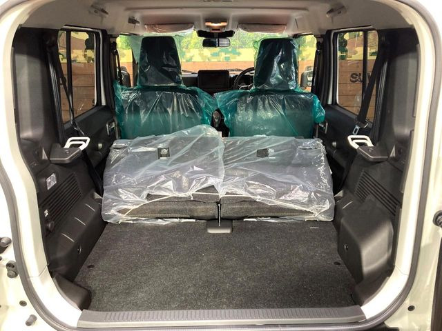 ���i�̂���������ʋ΁A���}���ɏ\���ȉ׎��X�y�[�X���m�ۂ��Ă���܂��B�Z�J���h�V�[�g��|���ƁA�傫�ȉו��̐ύڂ��\�ł���