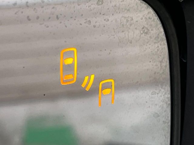 【リヤビークルディティクション】走行中、ドアミラーの死角になりやすい箇所に後続車が接近するとサイドミラー付近に警告を表示、ドライバーに注意喚起と、万一の際はハンドル操作をアシストをします。