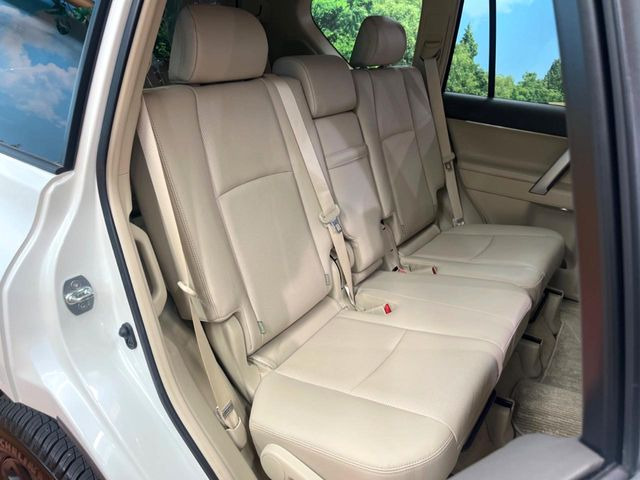 広々とした2列目シートは居住性が高く、居心地も快適!友達や家族とのお出かけにぴったりです。ベビーシートやチャイルドシート使用時も快適にお過ごしいただける十分な空間を確保しています。