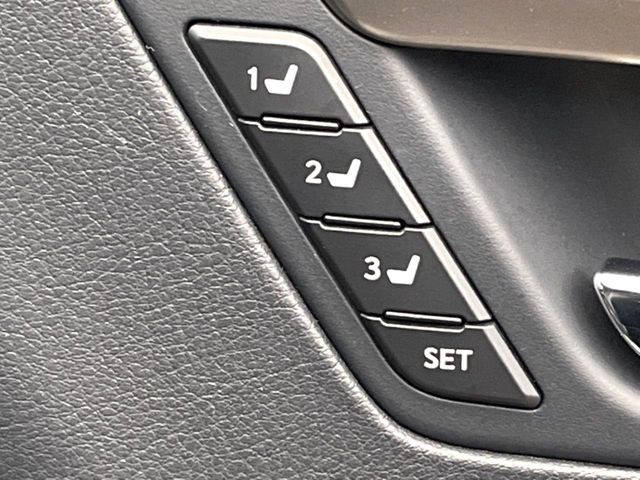 【メモリー機能付きパワーシート】ドライバーごとに設定したシート位置を記憶して、ボタン一つで切り替えできる便利な機能!運転する方が複数名いらっしゃるご家庭におすすめです♪